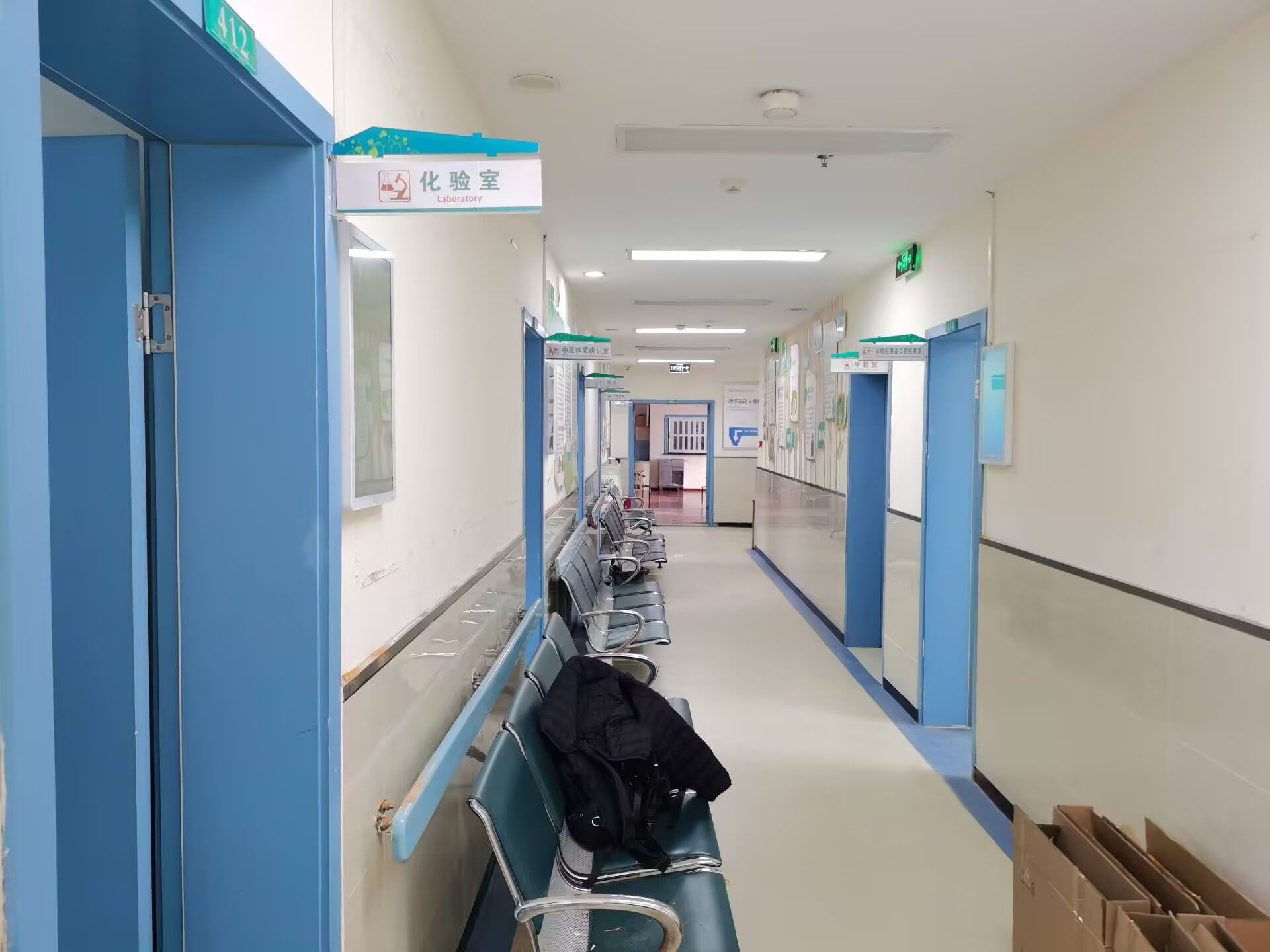 新时代的医疗体验：欢迎光临智慧医院，享受智能排队的新便捷。